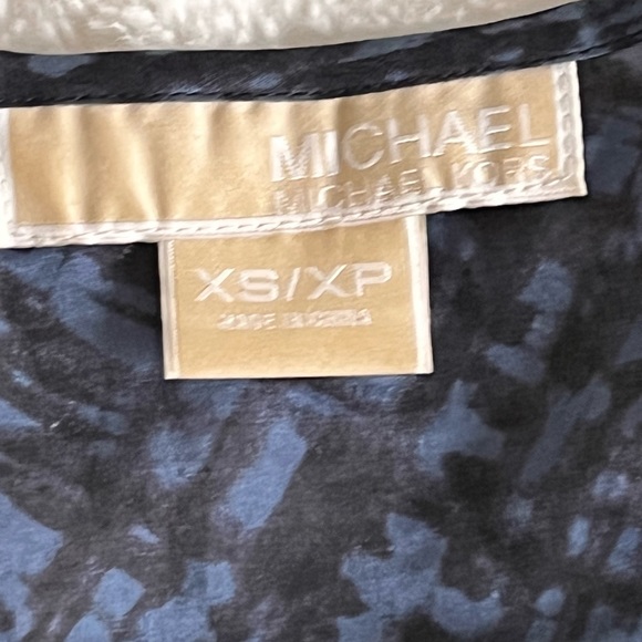 ⭐️Bogo⭐️ 🎈Michael Kors XS  petite studdded v neck top - Picture 10 of 13